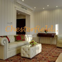 Chesterfield Schlafsofa,Tisch, Hotelraum